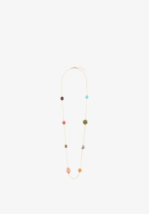 Długi złoty naszyjnik łańcuszkowy z kolorowymi koralikami o różnych kształtach, w tym okrągłe, owalne i w paski, równomiernie rozmieszczone na całej długości łańcuszka.