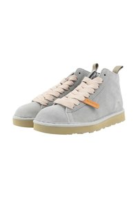 Sneaker alte in suede grigio con spesse lacci beige, una toppa logo color sabbia sul lato e una suola in gomma chiara.