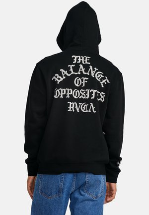 Zwarte hoodie met witte tekst "DE BALANS VAN TEGENDELEN RVCA" op de achterkant, met een relaxte pasvorm en zachte stof.