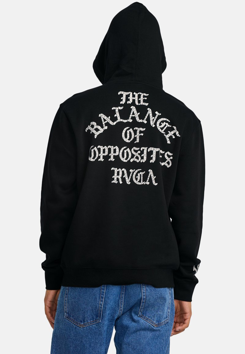 Schwarzer Hoodie mit weißem Text "THE BALANCE OF OPPOSITS RVCA" auf dem Rücken, mit entspannter Passform und weichem Stoff.