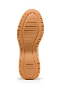 Sole di una sneaker in gomma arancione con motivi di battistrada testurizzati e branding. Forma curvata con bordi definiti e scanalature per migliorare la trazione.