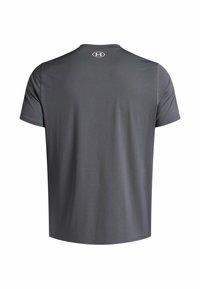 Camiseta deportiva de manga corta gris vista desde atrás, con un pequeño logo blanco de Under Armour en la parte superior central.