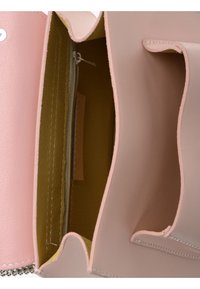 Borsa in pelle rosa con una texture morbida, dotata di una tasca interna con cerniera e una fodera gialla a contrasto. Dettagli in metallo argentato.