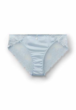 Lichtblauwe satijnen en kanten damesondergoed met bloemenkantpanelen en een klein decoratief hangertje aan de bovenkant in het midden.