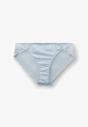 Lichtblauwe satijnen en kanten damesondergoed met bloemenkantpanelen en een klein decoratief hangertje aan de bovenkant in het midden.