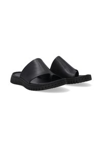 Sorte lædersandaler med åben tå-design, glat tekstur og en tykkere, tekstureret sort gummisål. Bemærkelsesværdige for deres minimalistiske stil.