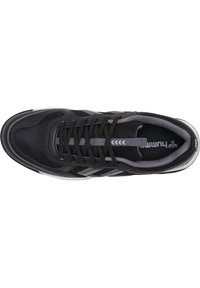 Chaussure de sport noire avec des accents gris, empeigne en mesh et synthétique, lacets noirs et logo gris sur la semelle intérieure, vue de dessus.