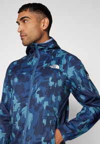 The North Face MOUNTAIN ATHLETICS - Corta-vento - summit navy painted mountains