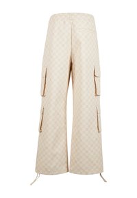 Beige cargo bukser lavet af blødt stof, med et subtilt mønsterdesign, brede ben, elastisk talje og flere sidelommer.