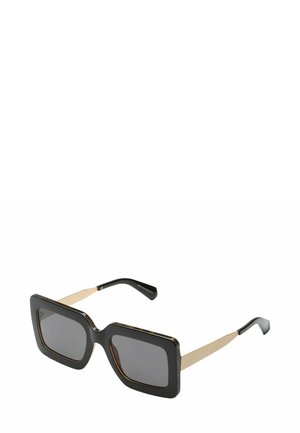 Lunettes de soleil carrées arrondies avec des verres gris foncé, monture en plastique noir et branches en métal doré, présentant une finition brillante et une forme distinctive.