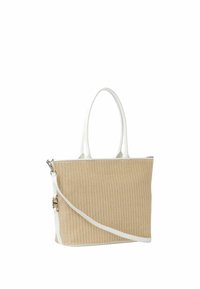 Beige vævet tote taske med tekstureret stof, hvide syntetiske håndtag og justerbar skulderrem. Har lynlåslukning og sølvhardware.