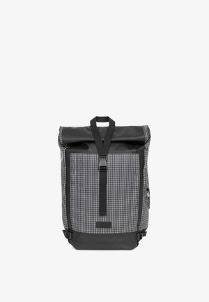 Schwarz-grauer Rucksack mit kariertem Muster, Rolltop-Verschluss, verstellbaren Riemen und seitlicher Reißverschlusstasche. Strapazierfähiges, wetterfestes Material.