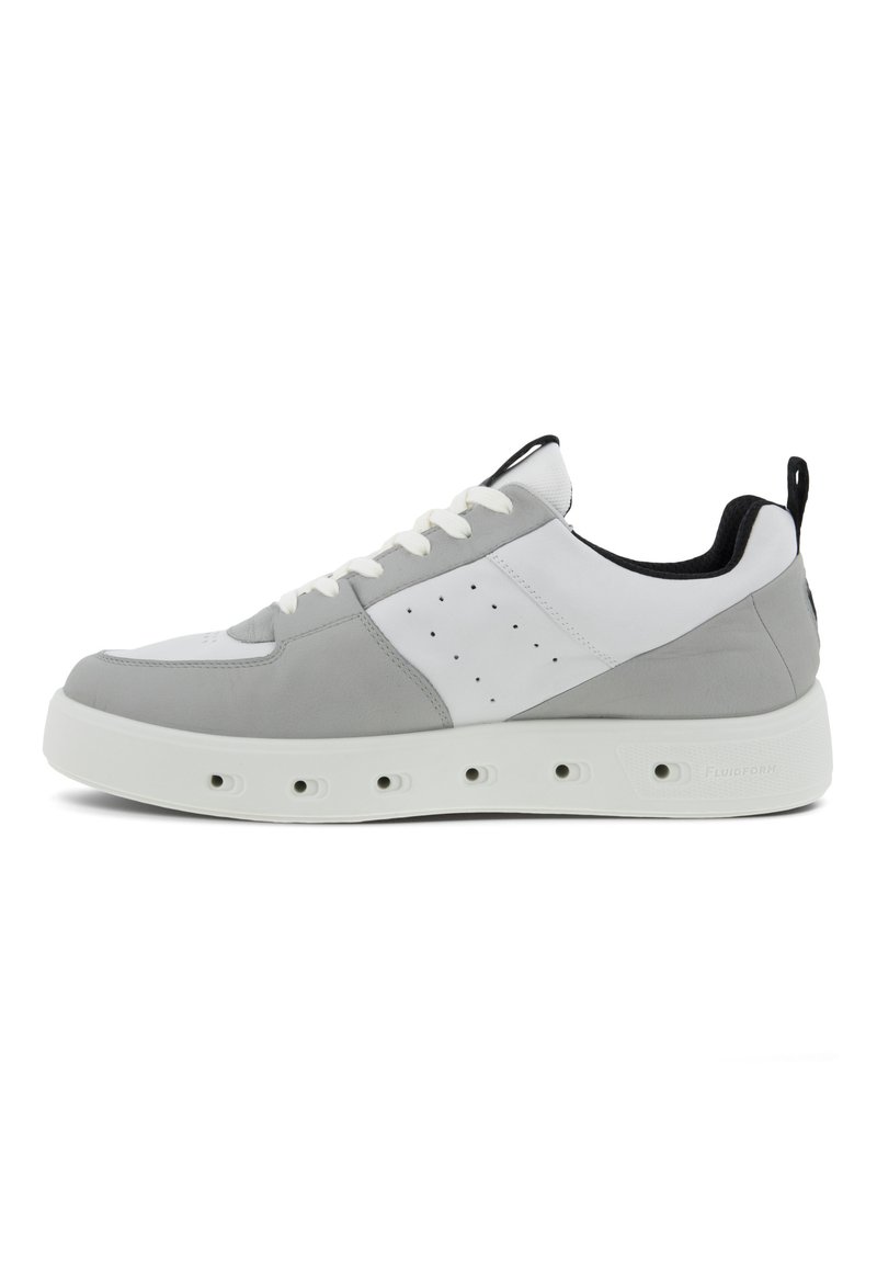 Sneaker mit einer Mischung aus grauem und weißem Leder, Schnürdesign, durchbrochenen seitlichen Akzenten und einer dicken weißen Sohle mit Entwässerungslöchern.
