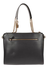 Borsa a mano nera in pelle con dettagli in catena dorata, manici doppi e tasca con zip frontale. Texture liscia con una forma rettangolare ben definita.
