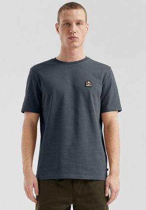 Donkergrijze katoenen t-shirt met een ronde hals, voorzien van een klein geborduurd logodetail op de linkerkant van de borst. Korte mouwen.