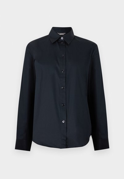 Μαύρο πουκάμισο με μακριά μανίκια, κουμπιά και μυτερό γιακά, με ελαφρώς κυρτή μπλούζα, απεικονίζεται σε απλό φωτεινό γκρι φόντο.