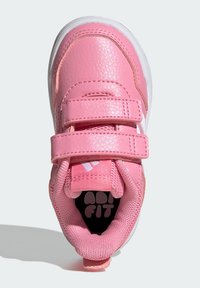 Ružová športová obuv s textúrovaným syntetickým zvrškom, dvojitými suchými zipsami, polstrovaným vnútrom a bielou gumovou podrážkou.