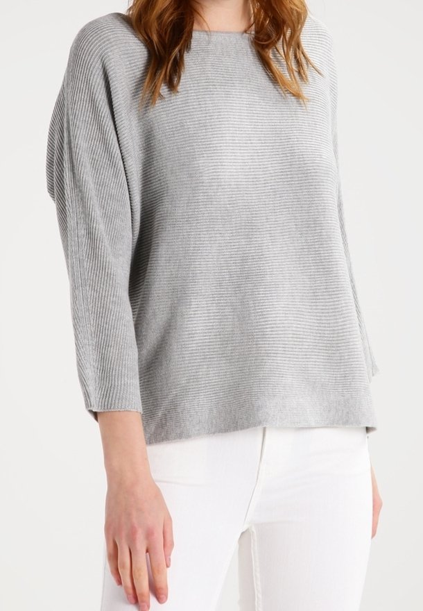 Grå ribbad tröja med lös passform, båthalsringning och trekvartslånga ärmar, tillsammans med vita byxor. Mjuk textur och enkel design.