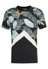 Černé tričko s krátkým rukávem s bílým chevronem, světle modrými tropickými listy a žlutými květinami na horní polovině a rukávech.