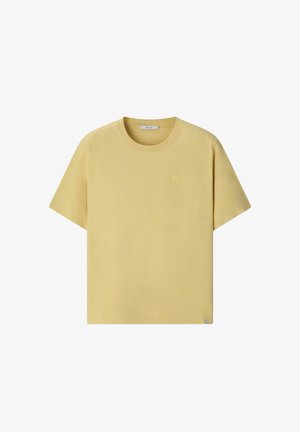 T-shirt jaune en coton à manches courtes, col rond, avec petit logo brodé sur la poitrine gauche.