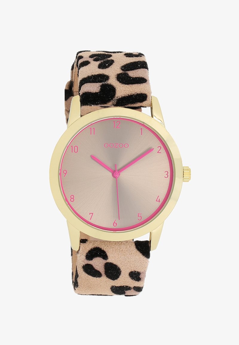 Montre dorée avec un cadran rond, un bracelet en daim imprimé léopard beige, des index horaires roses et des aiguilles sur un cadran à dégradé métallique.