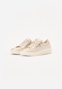 Bežinės satininės sneakers'ai su apvaliu lenge, tekstūruotais platformos padais, raištelių priekyje ir dekoratyviniais šoninėmis užtrauktukais. Lygi apdaila su briaunotu detaliu.