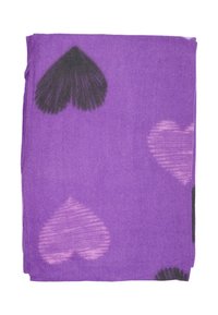 Coperta piegata viola con motivi di cuori rosa e grigio scuro sparsi sul tessuto.