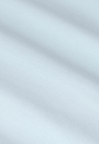 Tissu bleu clair, lisse avec un léger éclat. Texture subtile et drapé doux, avec de légères lignes horizontales. Idéal pour des applications textiles.