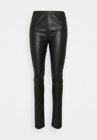 Černé slim-fit kalhoty z umělé kůže s elastickým pasem a jemným švem na kolenou, vystavené na jednobarevném bílém pozadí.