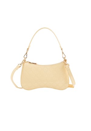 Petit sac à main beige avec texture à motifs, garnitures dorées, fond incurvé, bandoulières et poignées détachables, fermeture éclair sur le dessus.