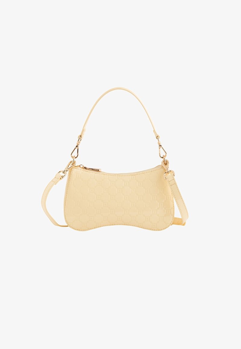 Petit sac à main beige avec texture à motifs, garnitures dorées, fond incurvé, bandoulières et poignées détachables, fermeture éclair sur le dessus.