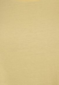T-shirt giallo a maniche corte realizzato in cotone morbido, con una superficie liscia e un classico collo rotondo. Nessun motivo o accento visibile.