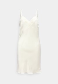 Φόρεμα ολίσθησης από λευκό σατέν με λεπτές τιράντες και λαιμόκοψη με κυματιστό σχέδιο, παρουσιάζεται σε απλό φωτεινό γκρι φόντο.