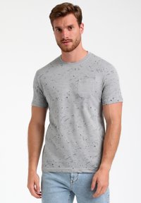 Pelēks short-sleeve T-krekls ar smalku tekstūru, piedāvā jūras zilas svītras un mazu krūšu kabatu. Kokvilnas maisījuma audums.