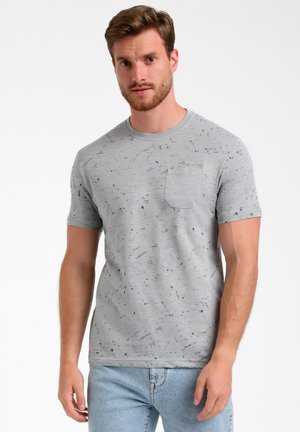 Graues T-Shirt mit kurzen Ärmeln und subtiler Textur, mit marineblauen Sprenkelmustern und einer kleinen Brusttasche. Baumwollmischgewebe.