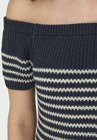 Top de punto con hombros al aire, con rayas horizontales en azul marino y blanco, mangas cortas, textura acanalada y un diseño ajustado.