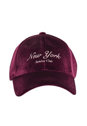 Cappellino da baseball in velluto bordeaux con ricamo bianco "New York Sunday Club", caratterizzato da visiera curvata e silhouette strutturata.