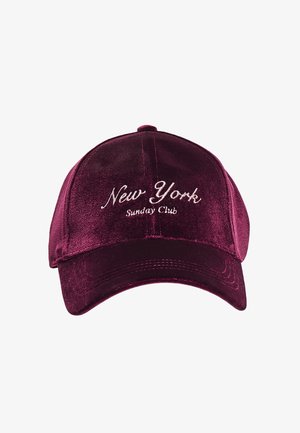Bordo baršunasta bejzbol kapa s vezom "New York Sunday Club" u bijeloj boji, s zakrivljenim vizirima i čvrstom siluetom.