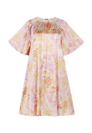 Robe florale avec une coupe ample, des manches courtes et volantes, en tissu rose avec des fleurs orange et jaunes, et un dos en trou de serrure avec un lien.