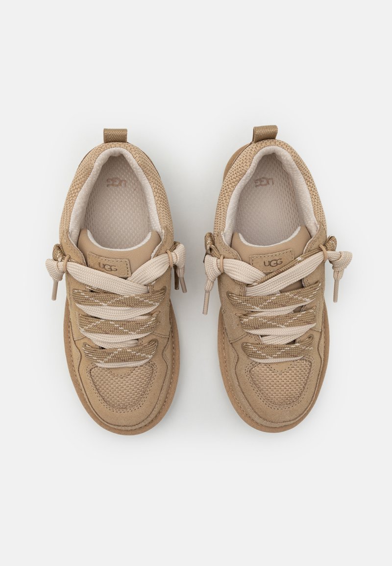 Beige Sport Schuhe mit Obermaterial aus Mesh und Wildleder, runder Zehenbereich und flachen Schnürsenkeln. Fällt durch strukturierte Akzente und eine gepolsterte Innensohle auf.