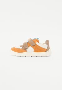 Baskets en daim présentant des sections orange et beige avec des accents blancs. Deux bandes Velcro réglables, une semelle rembourrée et une languette de traction bleue.