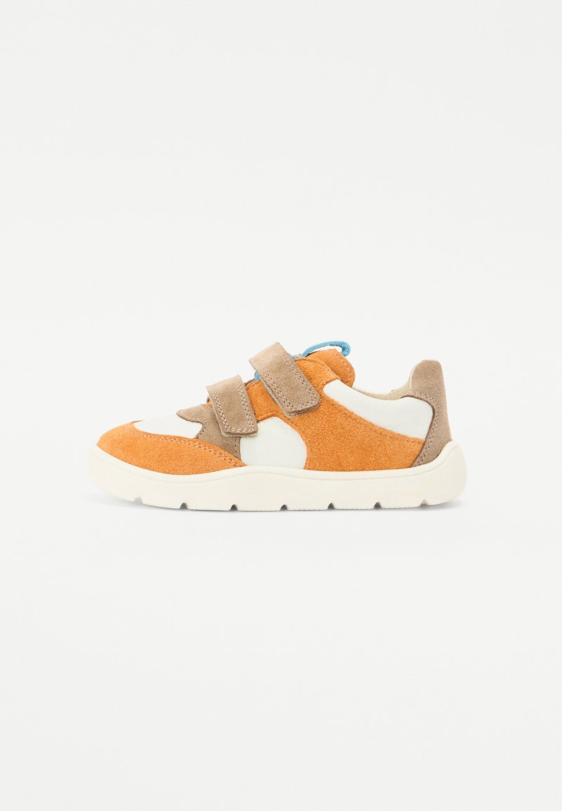 Ténis de camurça com secções em laranja e bege, e detalhes em branco. Com duas correias ajustáveis em Velcro, uma sola acolchoada e uma alça azul.