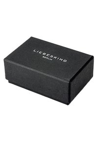Schwarze, rechteckige Box aus strukturiertem Material, mit dem auf die Oberseite aufgedruckten Markennamen "LIEBESKIND" in Weiß.