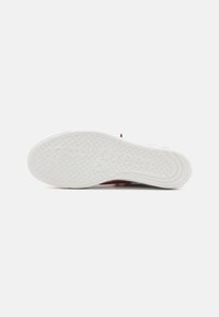 Paul Green Baskets basses - lipstick