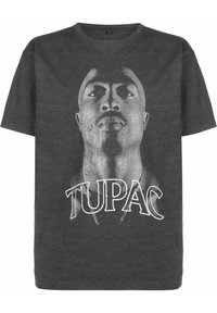 Grå bomulls t-skjorte med et stort monokromgrafikk av et mannsansikt med teksten "TUPAC" i hvit under. Rund hals og korte ermer.