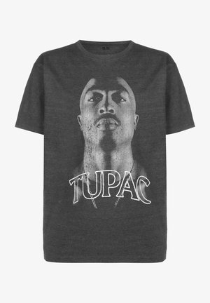 T-shirt en coton gris avec un grand graphique monochrome d'un visage masculin et le texte "TUPAC" en blanc en dessous. Col rond et manches courtes.