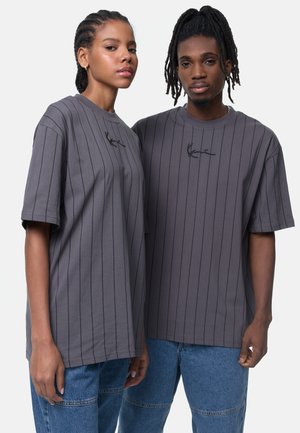 SMALL SIGNATURE WASHED PINSTRIPE TEE UNISEX - T-shirts med print - grey