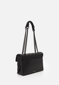 Czarna pikowana torebka wykonana z skóry, z teksturowanym wierzchem, płaskim korpusem i podwójnymi łańcuszkami. Subtelne logo marki z przodu.