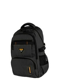 Mochila negra con un parche de logo triangular, múltiples compartimentos con cremallera, un bolsillo lateral de malla y detalles en color naranja.