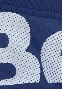 Marineblauer Stoff mit großen, strukturierten weißen Zahlen. Die Zahlen haben ein durchbrochenes Design, das eine atmungsaktive Textur vor einem glatten Hintergrund bietet.